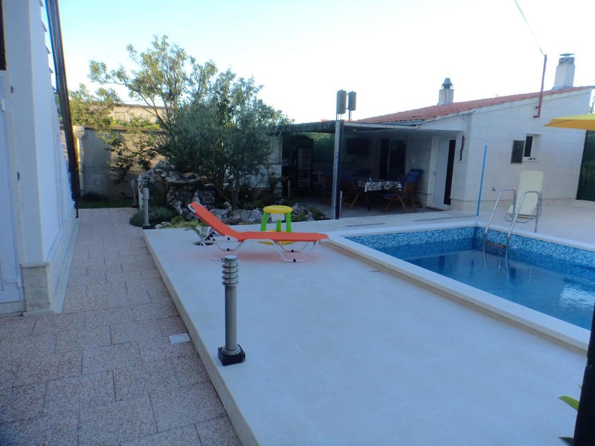 Beachside Retreat: Poolside Apartment with Garden in Kastel Stafilic Kastela Exterior photo